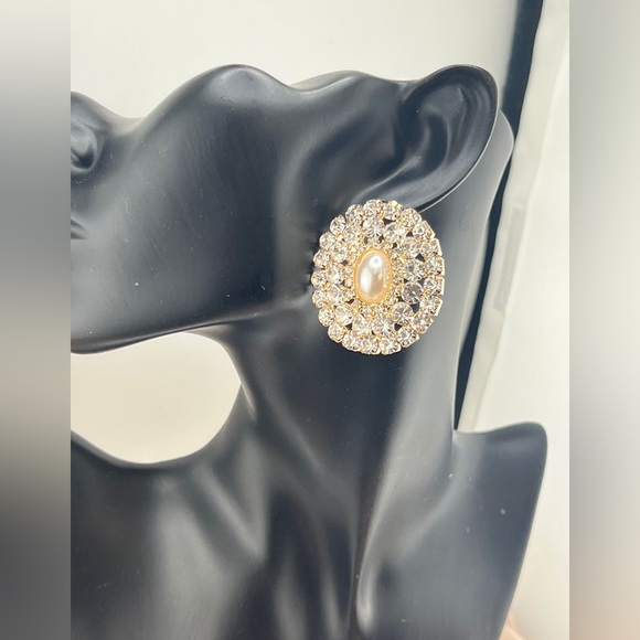 Vintage-Inspired Pearl & Crystal Clip-On Earrings - Picture 8 of 9